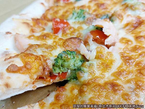 KK手工窯烤pizza14-西蘭花鮭魚特寫.jpg