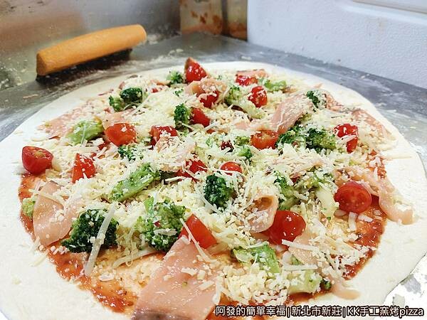 KK手工窯烤pizza03-放上披薩料.jpg