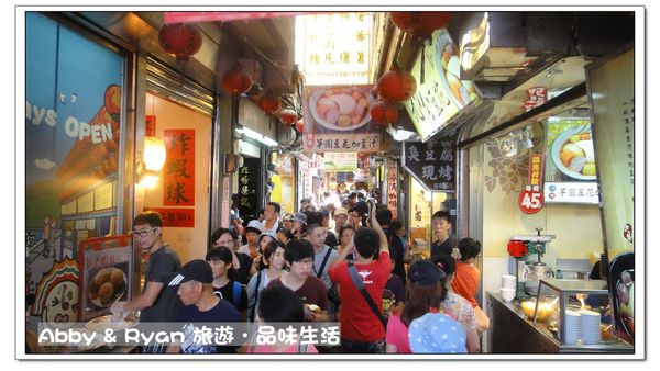 九份老街：【台北景點】九份吃芋圓~美到爆炸的陰陽海．連湯婆婆的湯屋都出現啦！！