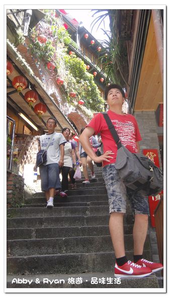 九份老街：【台北景點】九份吃芋圓~美到爆炸的陰陽海．連湯婆婆的湯屋都出現啦！！