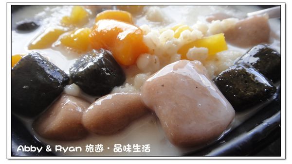 九份老街：【台北景點】九份吃芋圓~美到爆炸的陰陽海．連湯婆婆的湯屋都出現啦！！