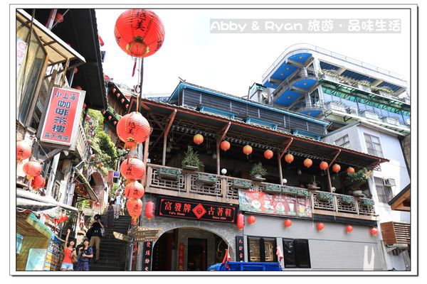 九份老街：【台北景點】九份吃芋圓~美到爆炸的陰陽海．連湯婆婆的湯屋都出現啦！！