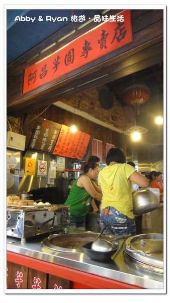 九份老街：【台北景點】九份吃芋圓~美到爆炸的陰陽海．連湯婆婆的湯屋都出現啦！！