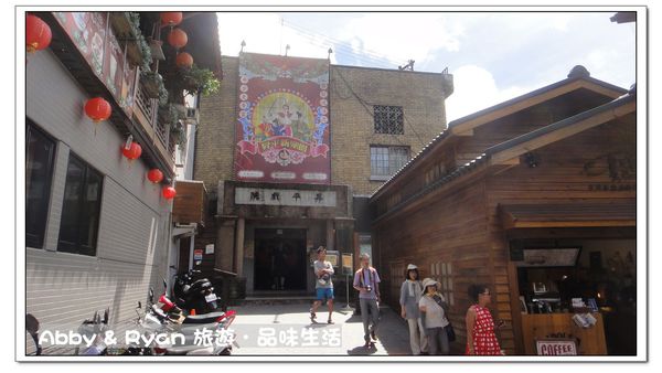 九份老街：【台北景點】九份吃芋圓~美到爆炸的陰陽海．連湯婆婆的湯屋都出現啦！！