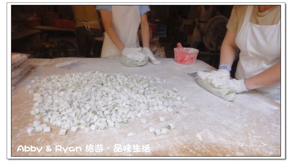 九份老街：【台北景點】九份吃芋圓~美到爆炸的陰陽海．連湯婆婆的湯屋都出現啦！！