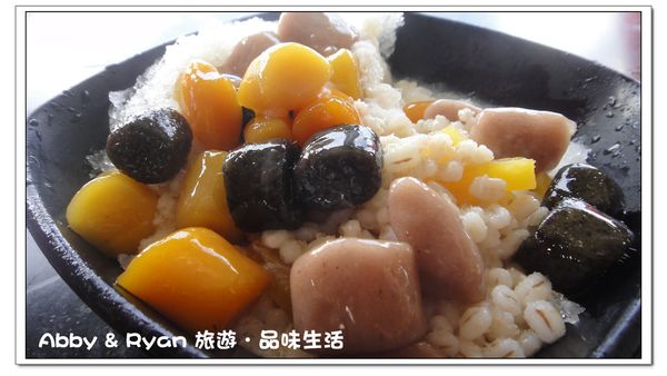 九份老街：【台北景點】九份吃芋圓~美到爆炸的陰陽海．連湯婆婆的湯屋都出現啦！！