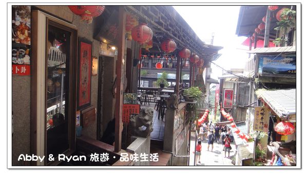 九份老街：【台北景點】九份吃芋圓~美到爆炸的陰陽海．連湯婆婆的湯屋都出現啦！！
