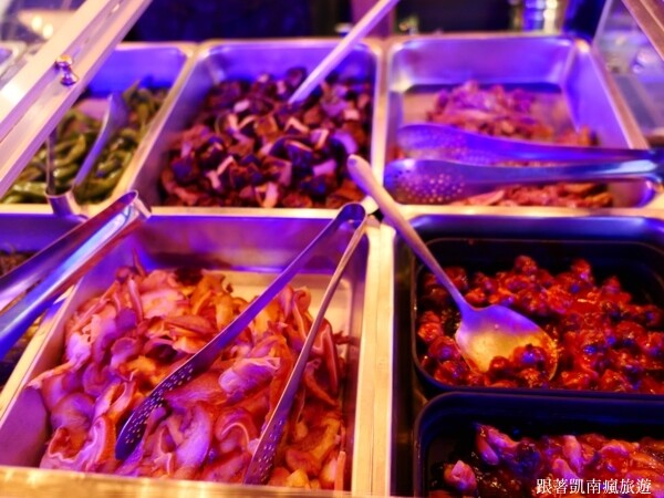 潮州宵夜首選【潮麵】麵店夜晚變酒吧!潮味調酒與台味美食衝味蕾 下酒菜滷味樣樣經典 潮州人宵夜場必朝聖的深夜酒吧!