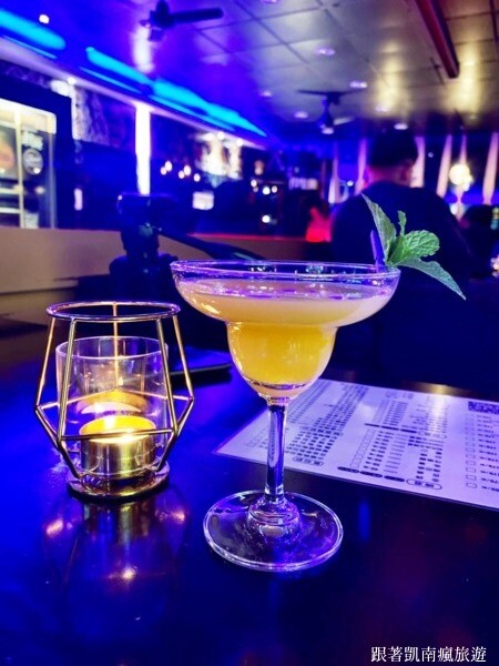 潮州宵夜首選【潮麵】麵店夜晚變酒吧!潮味調酒與台味美食衝味蕾 下酒菜滷味樣樣經典 潮州人宵夜場必朝聖的深夜酒吧!