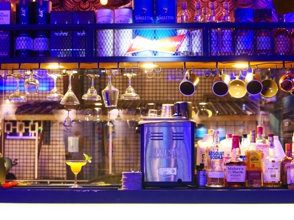 潮州宵夜首選【潮麵】麵店夜晚變酒吧!潮味調酒與台味美食衝味蕾 下酒菜滷味樣樣經典 潮州人宵夜場必朝聖的深夜酒吧!