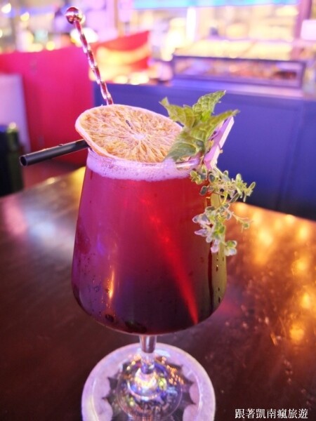 潮州宵夜首選【潮麵】麵店夜晚變酒吧!潮味調酒與台味美食衝味蕾 下酒菜滷味樣樣經典 潮州人宵夜場必朝聖的深夜酒吧!