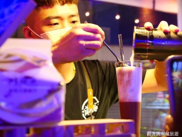 潮州宵夜首選【潮麵】麵店夜晚變酒吧!潮味調酒與台味美食衝味蕾 下酒菜滷味樣樣經典 潮州人宵夜場必朝聖的深夜酒吧!