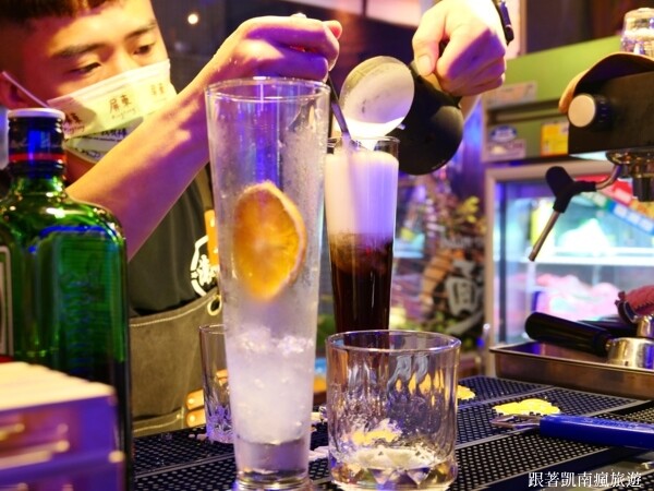 潮州宵夜首選【潮麵】麵店夜晚變酒吧!潮味調酒與台味美食衝味蕾 下酒菜滷味樣樣經典 潮州人宵夜場必朝聖的深夜酒吧!