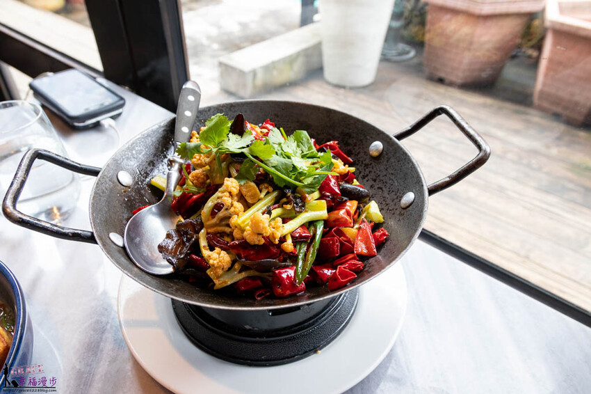 紅皇后川酒• RED QUEEN BISTRO|大安區台北市–時尚感的川菜餐酒館,環境跟餐點表現都很不錯