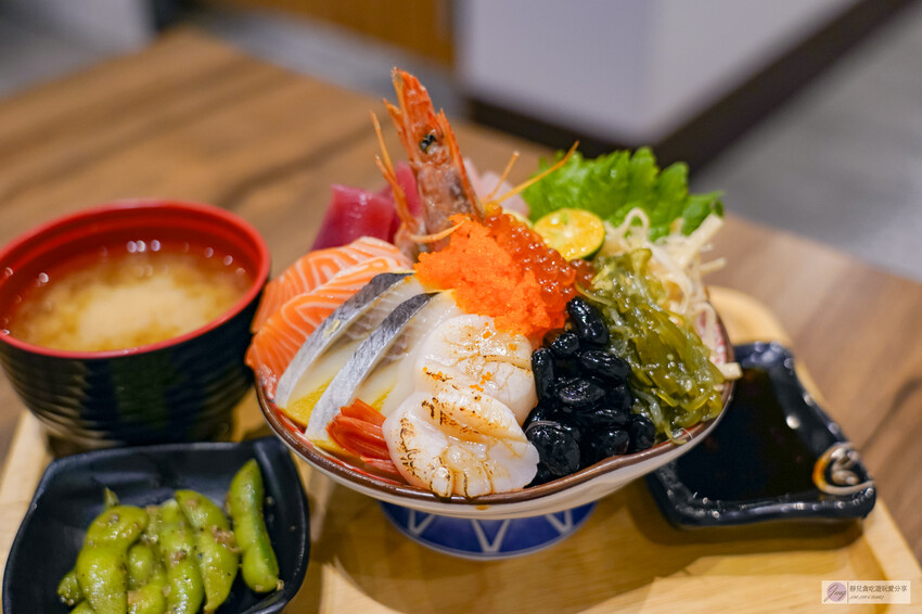 台中市東區美食，花囍家研所級日式料理！豪華海鮮丼不到400元。