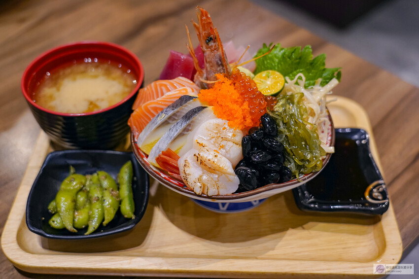 台中市東區美食，花囍家研所級日式料理！豪華海鮮丼不到400元。