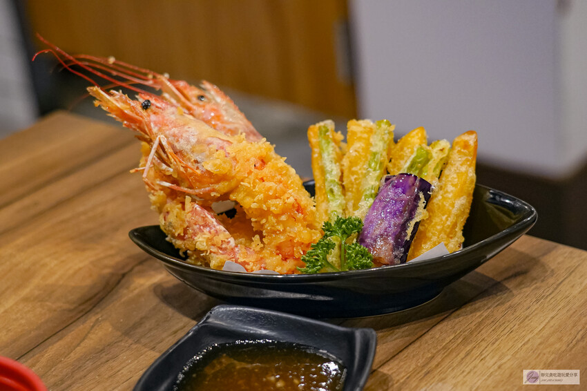 台中市東區美食，花囍家研所級日式料理！豪華海鮮丼不到400元。