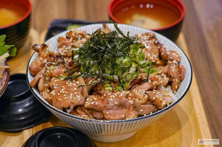 台中市東區美食，花囍家研所級日式料理！豪華海鮮丼不到400元。