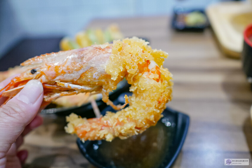 台中市東區美食，花囍家研所級日式料理！豪華海鮮丼不到400元。