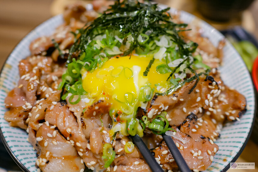 台中市東區美食，花囍家研所級日式料理！豪華海鮮丼不到400元。