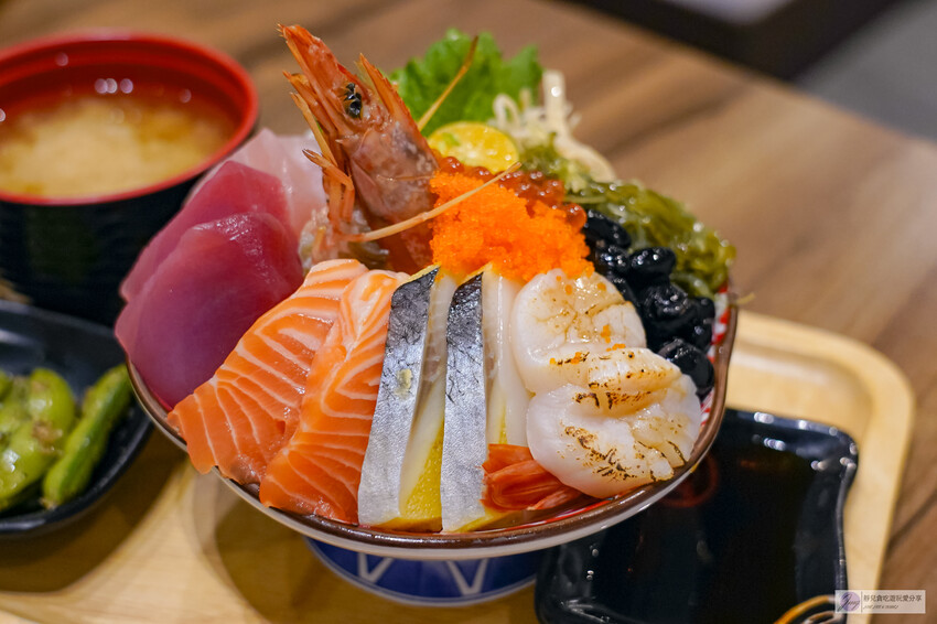 台中市東區美食，花囍家研所級日式料理！豪華海鮮丼不到400元。
