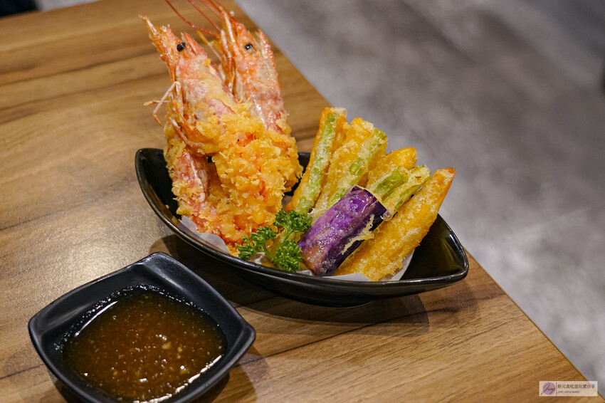 台中市東區美食，花囍家研所級日式料理！豪華海鮮丼不到400元。