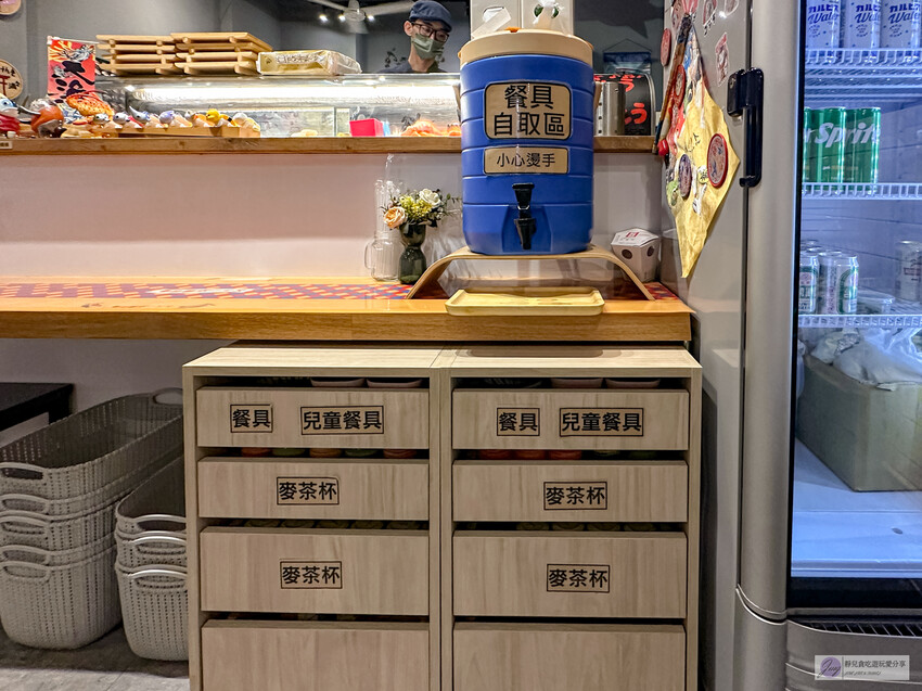 台中市東區美食，花囍家研所級日式料理！豪華海鮮丼不到400元。