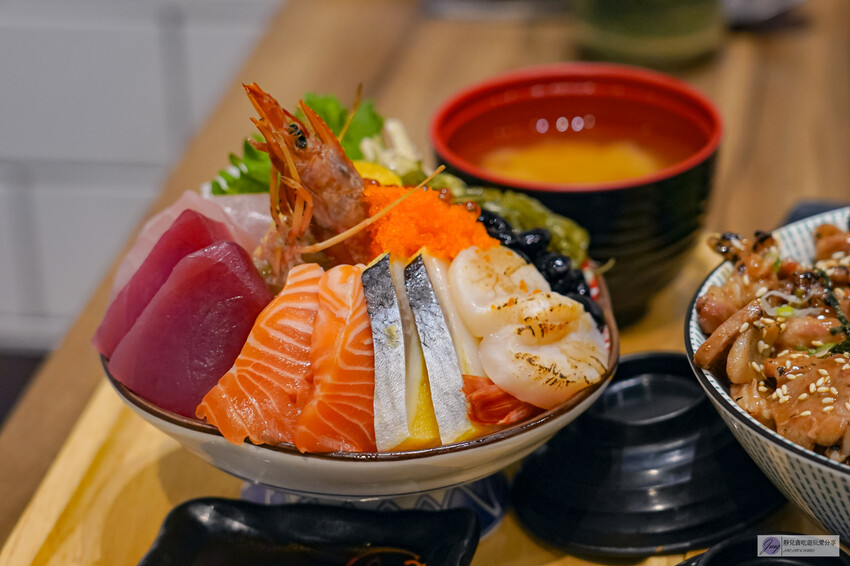 台中市東區美食，花囍家研所級日式料理！豪華海鮮丼不到400元。