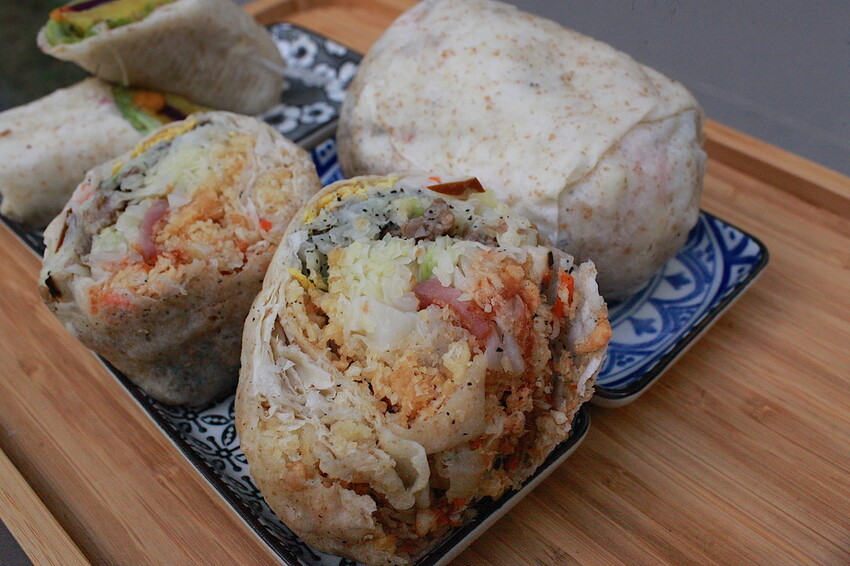 高雄市三民區吃。高雄美食｜三民區。「成功春捲」與磚頭一樣粗的自製全麥皮春捲，有花生粉和芝麻粉兩種供挑選添加「成功