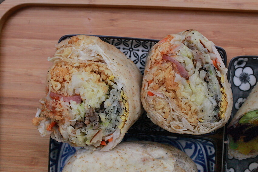 高雄市三民區吃。高雄美食｜三民區。「成功春捲」與磚頭一樣粗的自製全麥皮春捲，有花生粉和芝麻粉兩種供挑選添加「成功