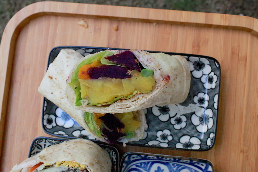 高雄市三民區吃。高雄美食｜三民區。「成功春捲」與磚頭一樣粗的自製全麥皮春捲，有花生粉和芝麻粉兩種供挑選添加「成功