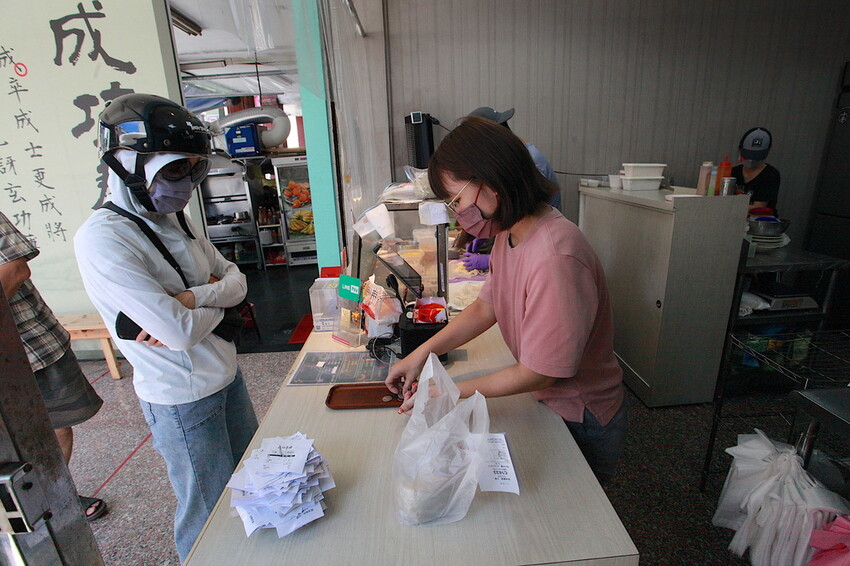 高雄市三民區吃。高雄美食｜三民區。「成功春捲」與磚頭一樣粗的自製全麥皮春捲，有花生粉和芝麻粉兩種供挑選添加「成功