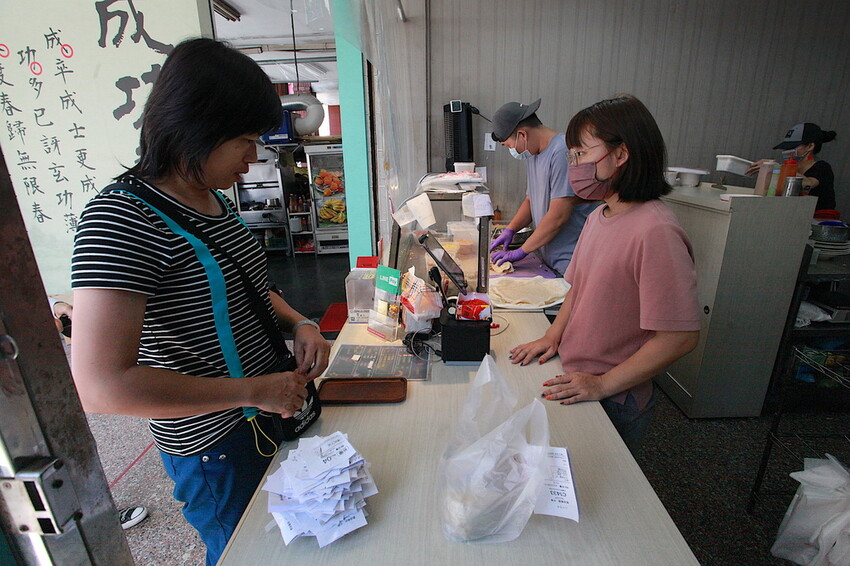 高雄市三民區吃。高雄美食｜三民區。「成功春捲」與磚頭一樣粗的自製全麥皮春捲，有花生粉和芝麻粉兩種供挑選添加「成功