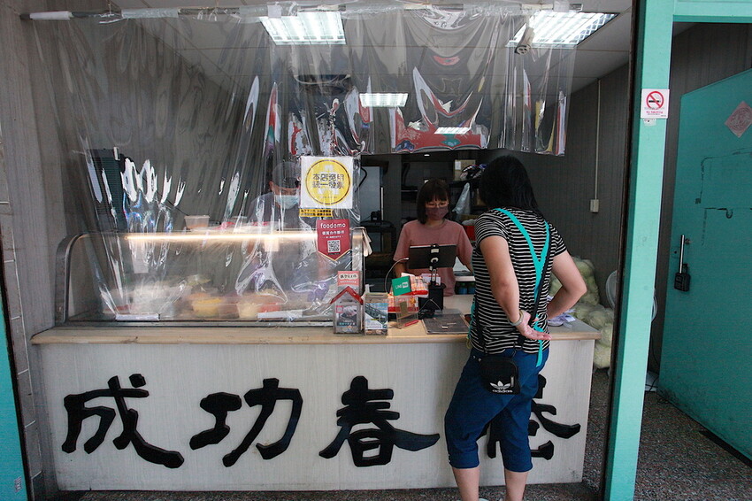 高雄市三民區吃。高雄美食｜三民區。「成功春捲」與磚頭一樣粗的自製全麥皮春捲，有花生粉和芝麻粉兩種供挑選添加「成功