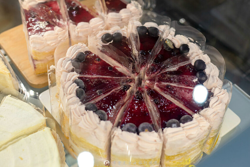 從自取門市賣到有內用店面的平價千層蛋糕，一片竟然只要135元起，吃起來有夠爽｜布雷克出走旅行視界