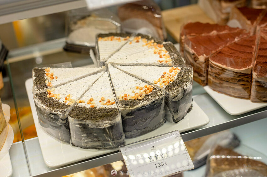 從自取門市賣到有內用店面的平價千層蛋糕，一片竟然只要135元起，吃起來有夠爽｜布雷克出走旅行視界