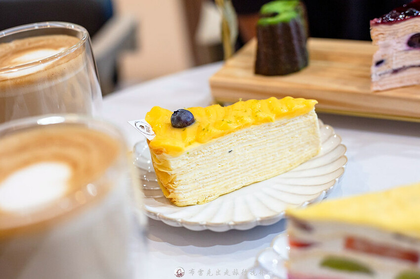 從自取門市賣到有內用店面的平價千層蛋糕，一片竟然只要135元起，吃起來有夠爽｜布雷克出走旅行視界