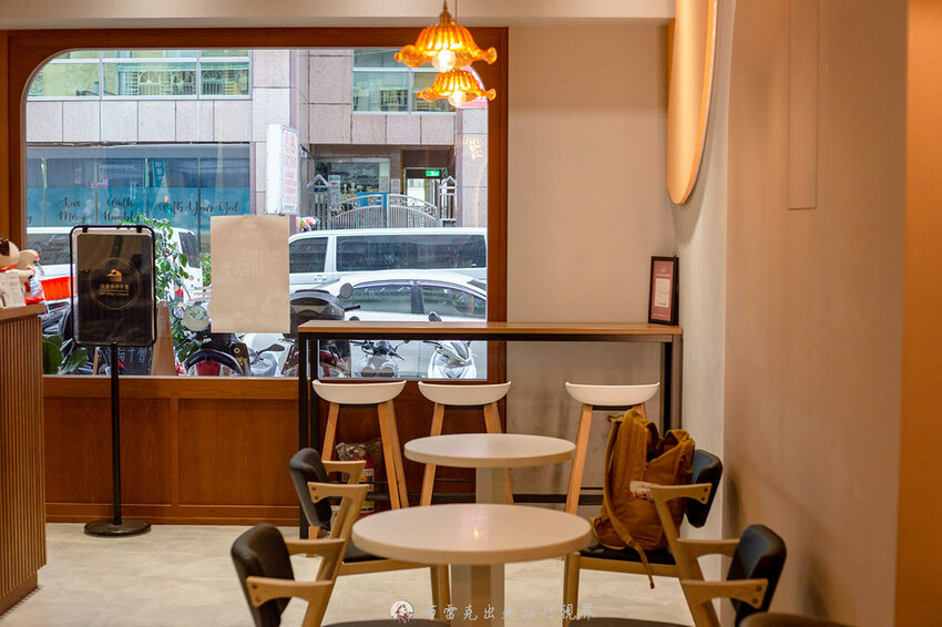 從自取門市賣到有內用店面的平價千層蛋糕，一片竟然只要135元起，吃起來有夠爽｜布雷克出走旅行視界