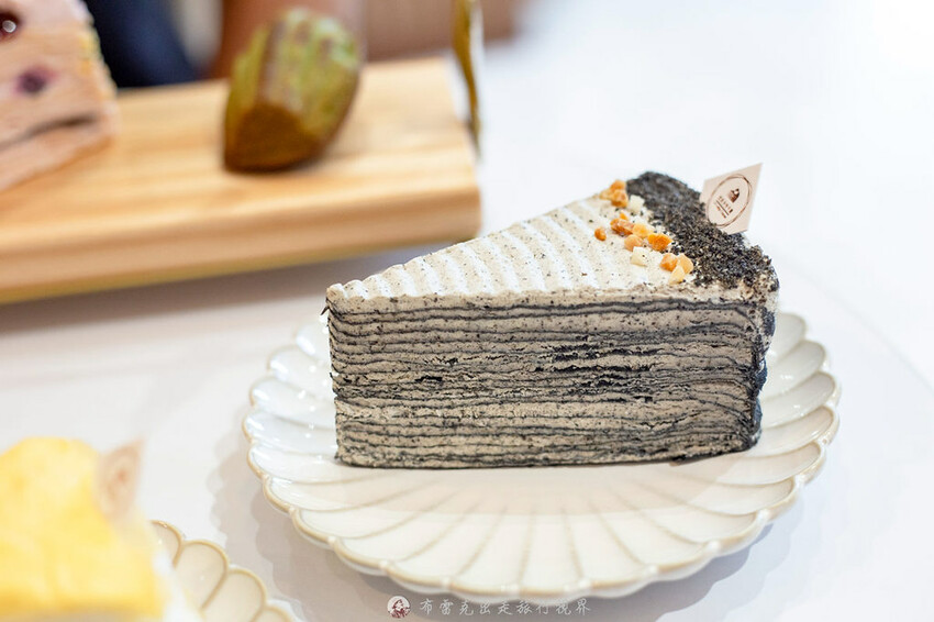 從自取門市賣到有內用店面的平價千層蛋糕，一片竟然只要135元起，吃起來有夠爽｜布雷克出走旅行視界