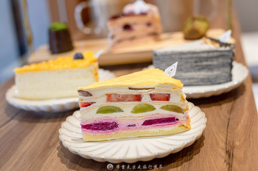 從自取門市賣到有內用店面的平價千層蛋糕，一片竟然只要135元起，吃起來有夠爽｜布雷克出走旅行視界