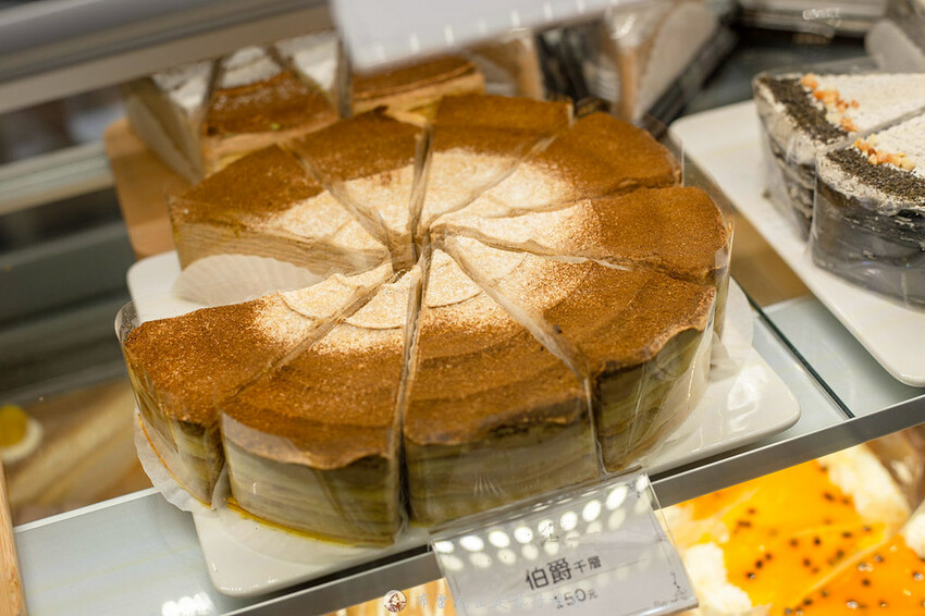 從自取門市賣到有內用店面的平價千層蛋糕，一片竟然只要135元起，吃起來有夠爽｜布雷克出走旅行視界