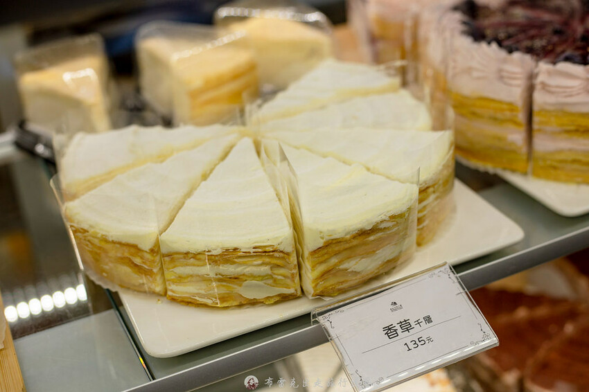 從自取門市賣到有內用店面的平價千層蛋糕，一片竟然只要135元起，吃起來有夠爽｜布雷克出走旅行視界