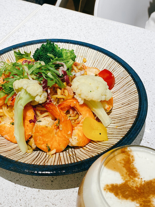 旅人咖啡桃園力行店：友善寵物、高CP早午晚餐、視覺味覺都滿足！