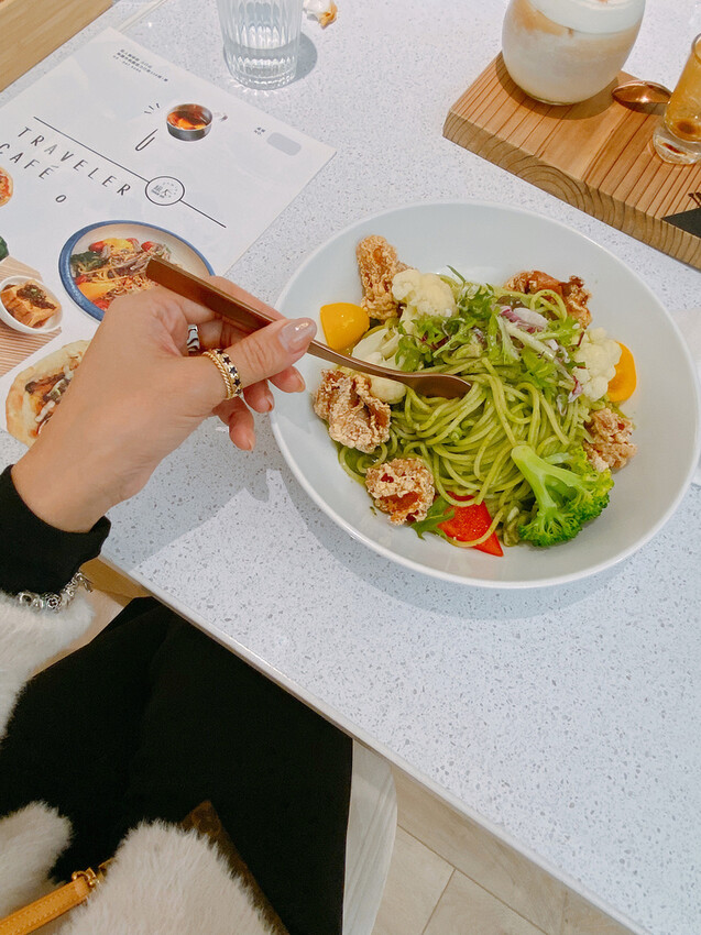 旅人咖啡桃園力行店：友善寵物、高CP早午晚餐、視覺味覺都滿足！