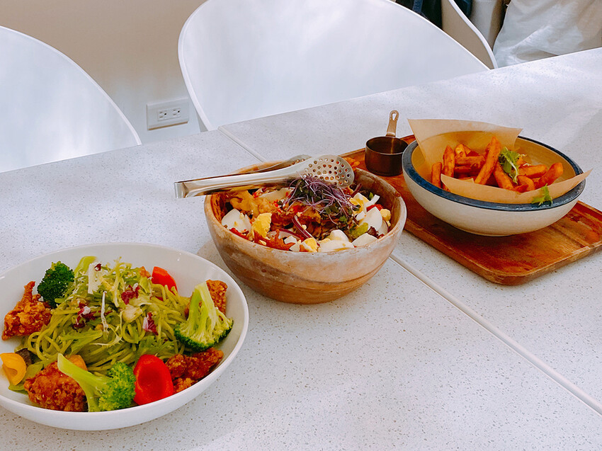 旅人咖啡桃園力行店：友善寵物、高CP早午晚餐、視覺味覺都滿足！