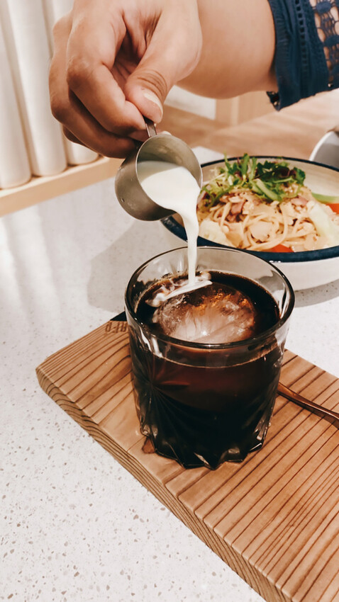 旅人咖啡桃園力行店：友善寵物、高CP早午晚餐、視覺味覺都滿足！