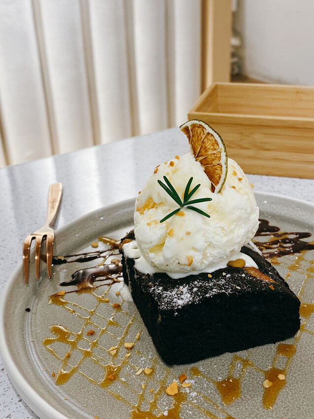 旅人咖啡桃園力行店：友善寵物、高CP早午晚餐、視覺味覺都滿足！