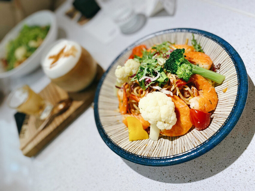 旅人咖啡桃園力行店：友善寵物、高CP早午晚餐、視覺味覺都滿足！