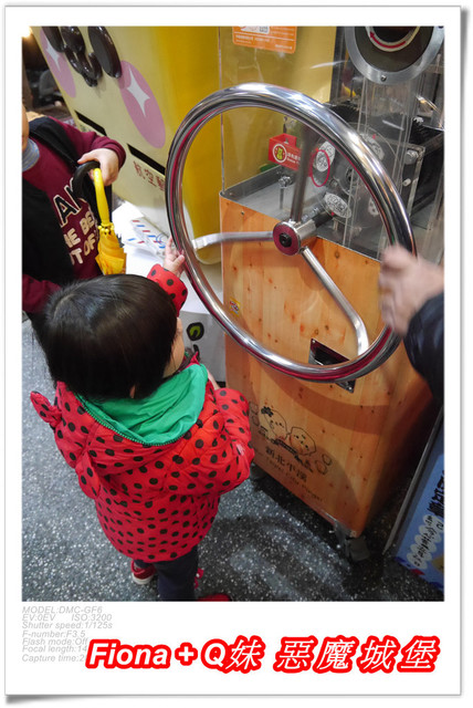 【家族新春四日遊。DAY4下】新北。平溪 - 觀賞氣勢磅礡的十分瀑布+十分老街放天燈初體驗+平溪老街尋找最古老郵筒，悠哉的在老街閒晃一下午。