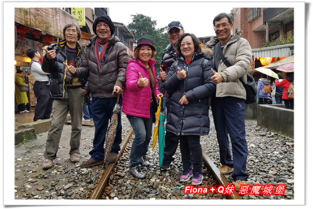 【家族新春四日遊。DAY4下】新北。平溪 - 觀賞氣勢磅礡的十分瀑布+十分老街放天燈初體驗+平溪老街尋找最古老郵筒，悠哉的在老街閒晃一下午。